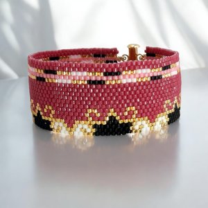 VERY CHERRY: A Peyote Stitch Beaded Bracelet Pattern by Bead with Bugs