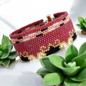 VERY CHERRY: A Peyote Stitch Beaded Bracelet Pattern by Bead with Bugs