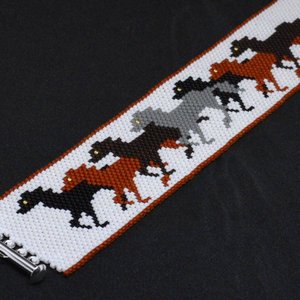 STAMPEDE: A Peyote Stitch Beaded Bracelet Pattern by Bead with Bugs