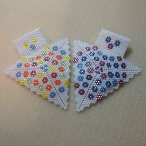 FLOWER POWER: 3D Beaded Peyote Pendant Pattern by Bead with Bugs