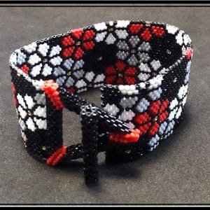 ABSENT FLOWERS: A Peyote Stitch Beaded Bracelet Pattern by Bead with Bugs