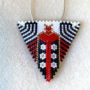 RED AND BLACK: 3D Beaded Peyote Pendant Pattern by Bead with Bugs