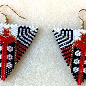 RED AND BLACK: 3D Beaded Peyote Pendant Pattern by Bead with Bugs