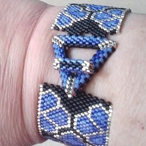 AIDANS CHOICE: A Peyote Stitch Beaded Bracelet Pattern by Bead with Bugs