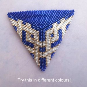 BLACK CELTIC KNOT: 3D Beaded Peyote Pendant Pattern by Bead with Bugs