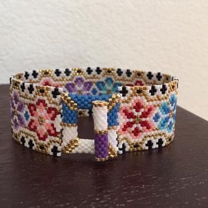EXOTIC GARDEN: A Peyote Stitch Beaded Bracelet Pattern by Bead with Bugs