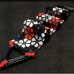 ABSENT FLOWERS: A Peyote Stitch Beaded Bracelet Pattern by Bead with Bugs