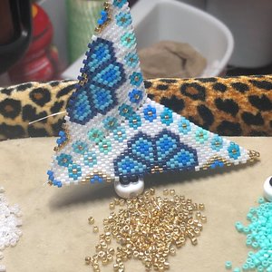 FORGET-ME-NOT: 3D Beaded Peyote Star Pattern by Bead with Bugs
