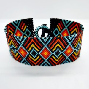 THE PLAINS: A Peyote Stitch Beaded Bracelet Pattern by Bead with Bugs