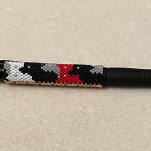 CAT CROWD:  Peyote Stitch Beaded Pen Wrap by Bead with Bugs