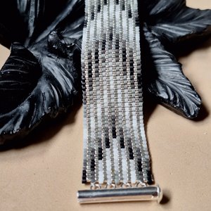 SHIFTING SHADOWS: A Peyote Stitch Beaded Bracelet Pattern by Bead with Bugs