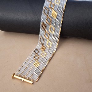 HEAVY METAL: A Peyote Stitch Beaded Bracelet Pattern by Bead with Bugs