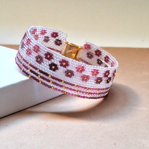 WINEBERRY KISSES:  A Peyote Stitch Beaded Bracelet Pattern by Bead with Bugs