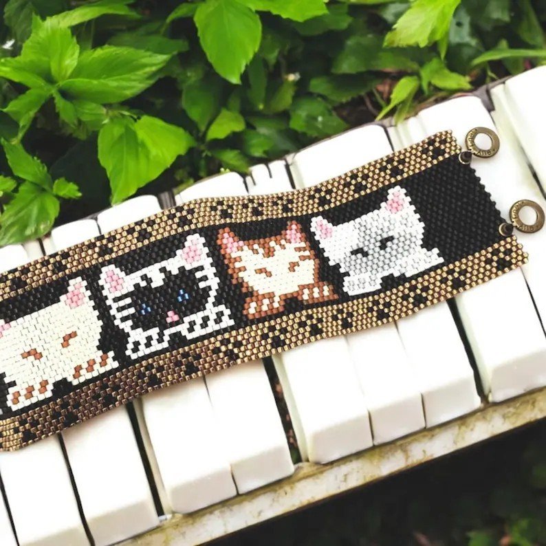 CUDDLY KITTENS: A Peyote Stitch Beaded Bracelet Pattern by Bead with Bugs