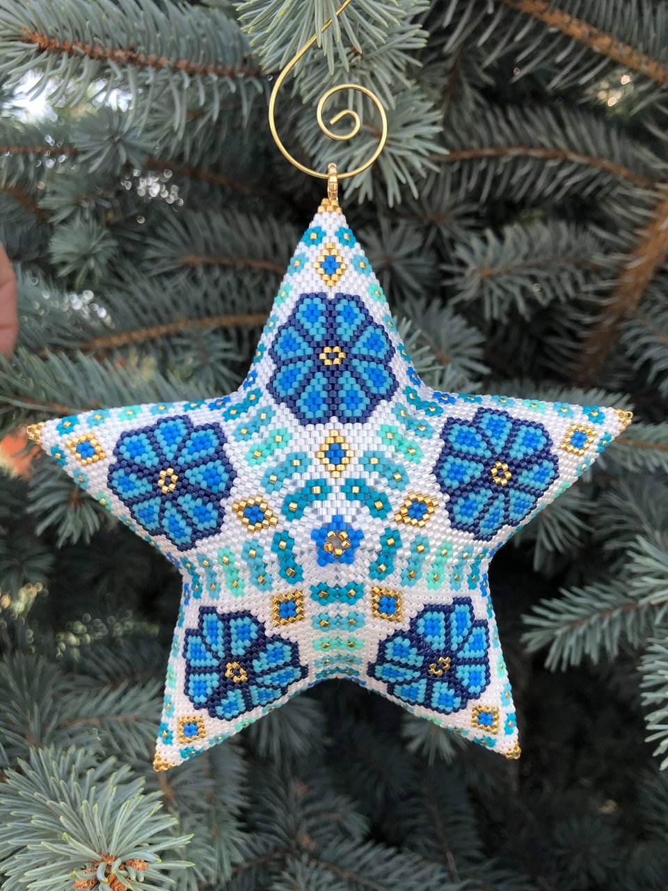 FORGET-ME-NOT: 3D Beaded Peyote Star Pattern by Bead with Bugs