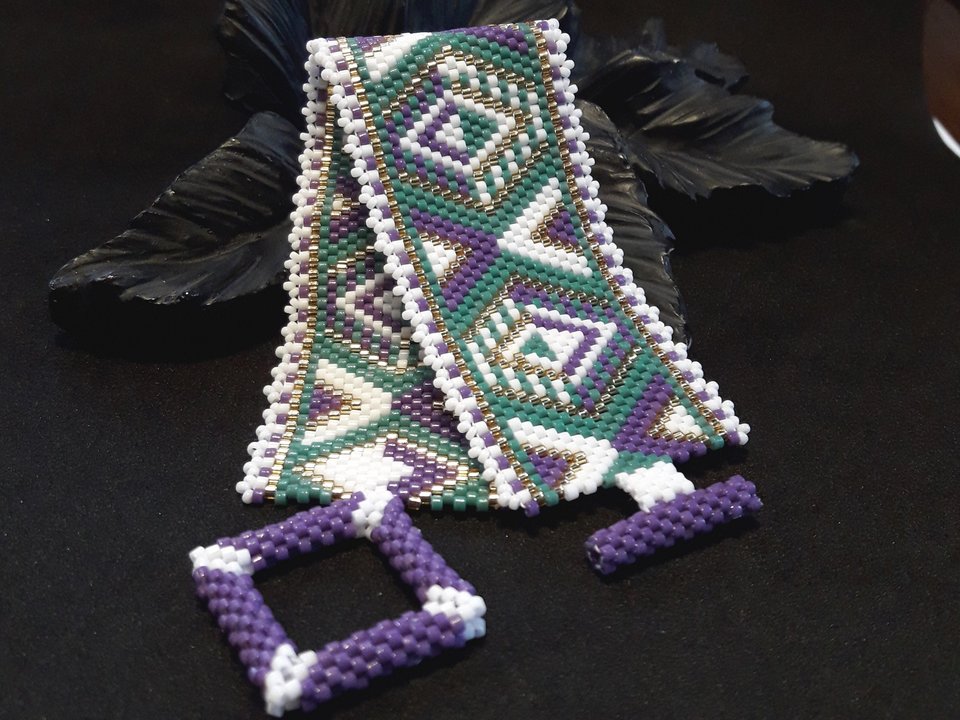 GRAPE VINES: A Peyote Stitch Beaded Bracelet Pattern by Bead with Bugs