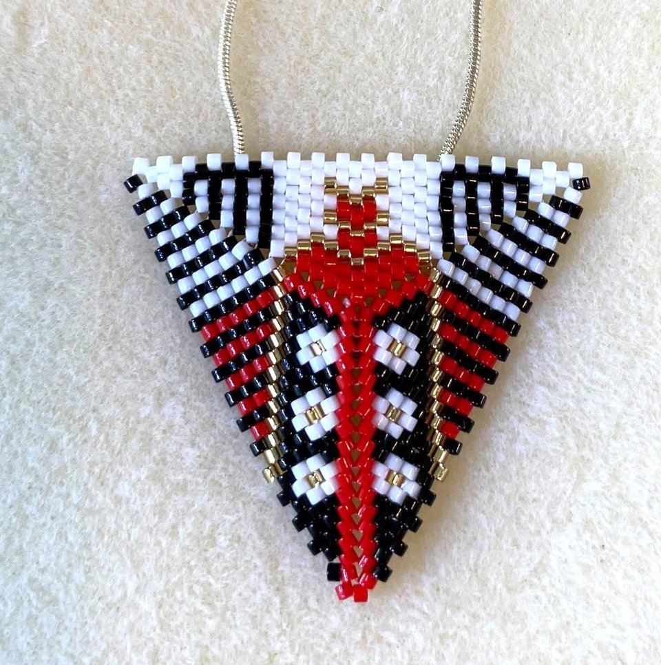RED AND BLACK: 3D Beaded Peyote Pendant Pattern by Bead with Bugs