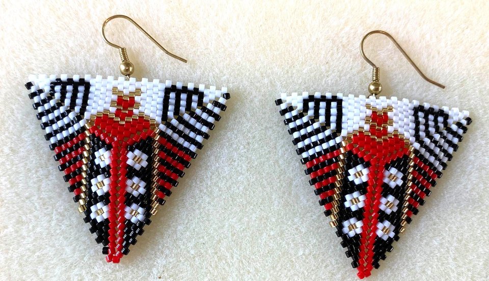 RED AND BLACK: 3D Beaded Peyote Pendant Pattern by Bead with Bugs
