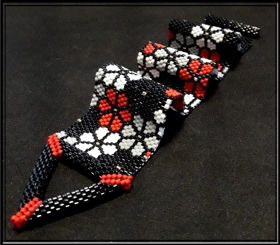 ABSENT FLOWERS: A Peyote Stitch Beaded Bracelet Pattern by Bead with Bugs