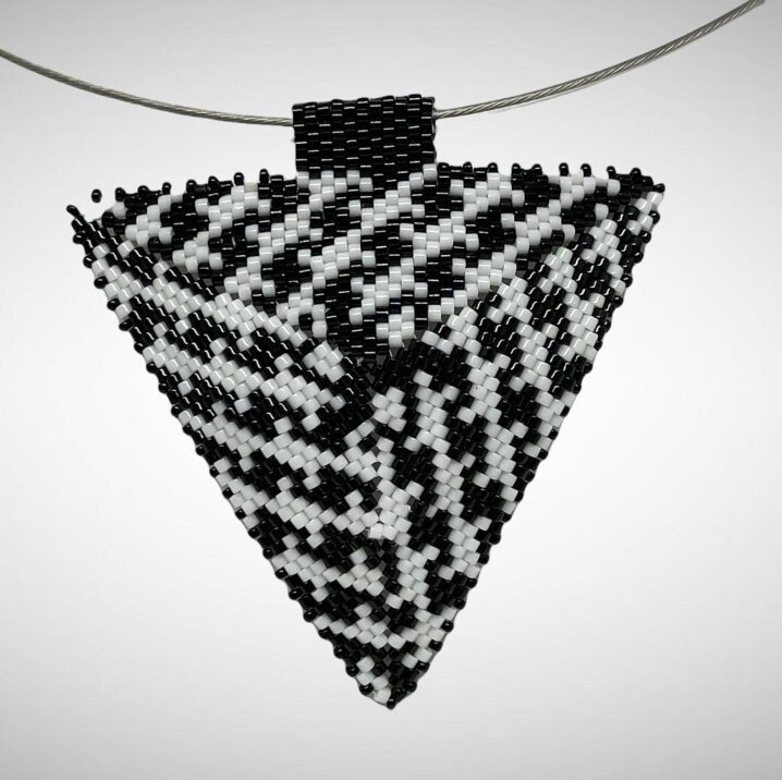 HOUNDSTOOTH: 3D Beaded Peyote Pendant Pattern by Bead with Bugs