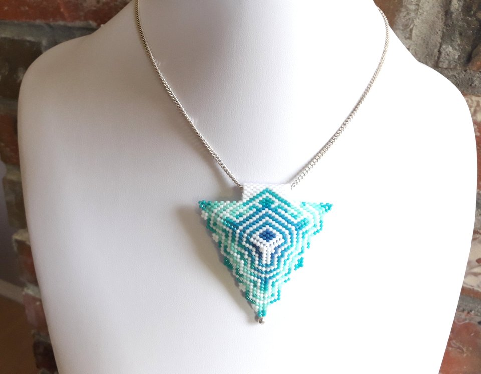 AQUA DREAMS: 3D Beaded Peyote Pendant Pattern by Bead with Bugs