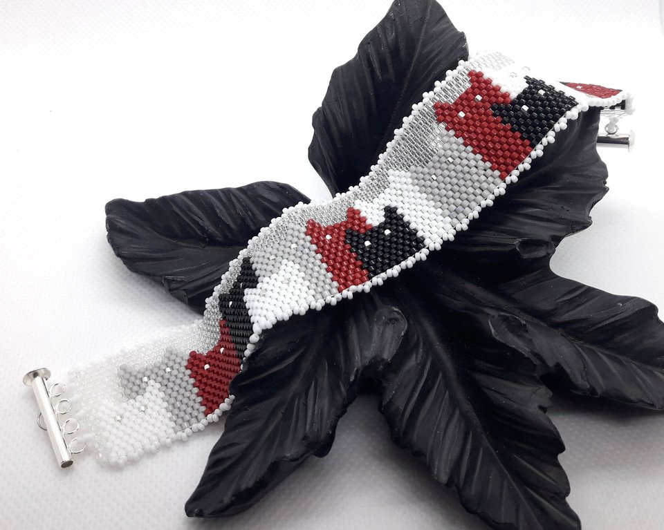 THE CATS:  A Peyote Stitch Beaded Bracelet Pattern by Bead with Bugs