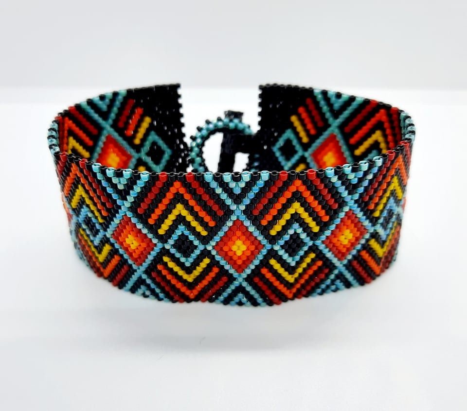 THE PLAINS: A Peyote Stitch Beaded Bracelet Pattern by Bead with Bugs