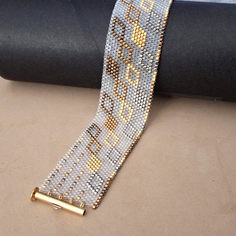 HEAVY METAL: A Peyote Stitch Beaded Bracelet Pattern by Bead with Bugs