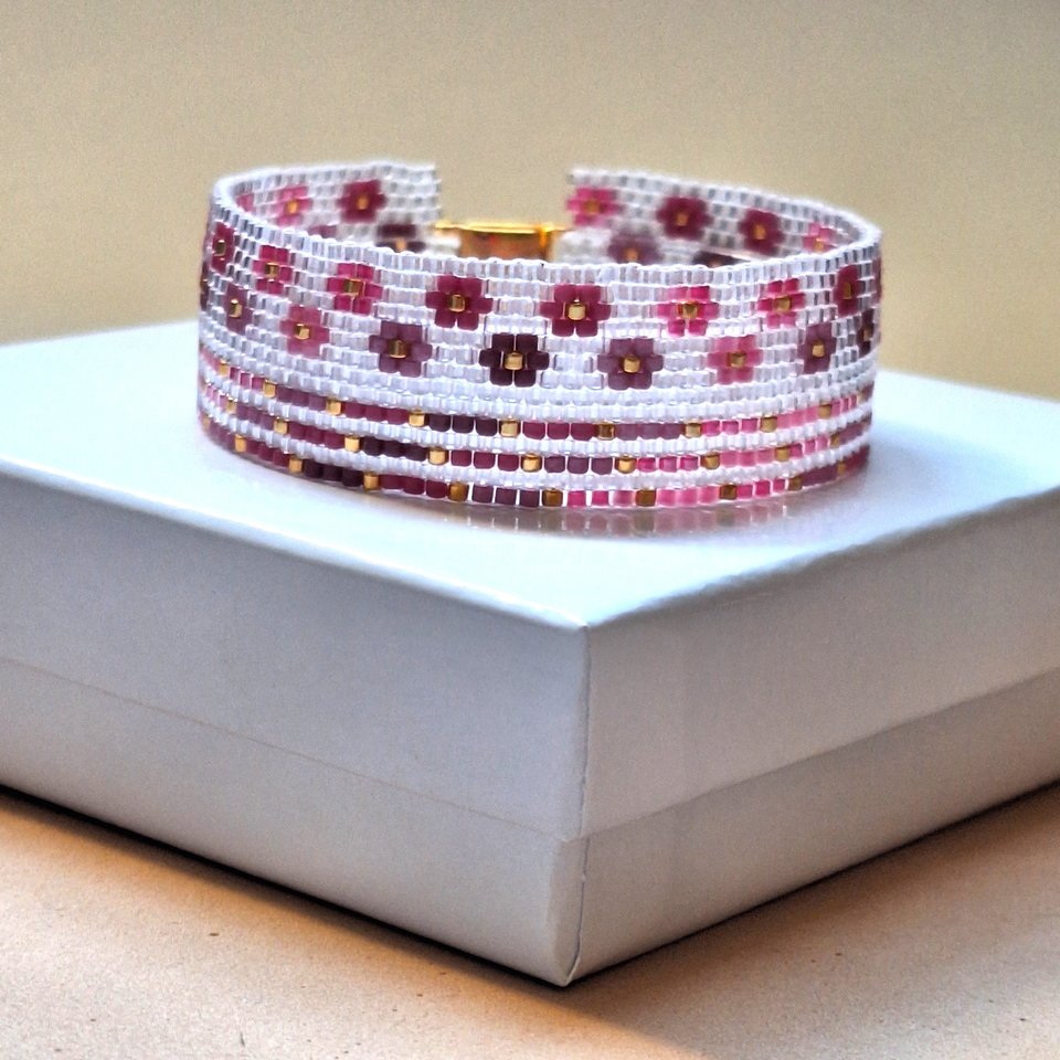 WINEBERRY KISSES:  A Peyote Stitch Beaded Bracelet Pattern by Bead with Bugs