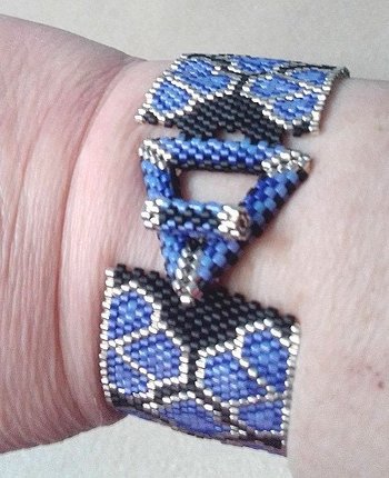 AIDANS CHOICE: A Peyote Stitch Beaded Bracelet Pattern by Bead with Bugs